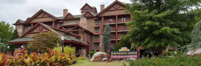 Exterior of Bearskin Lodge hotel in Gatlinburg TN