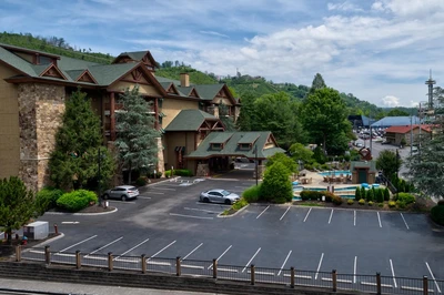 Bearskin Lodge exterior