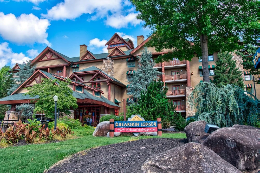 Bearskin Lodge Gatlinburg sign