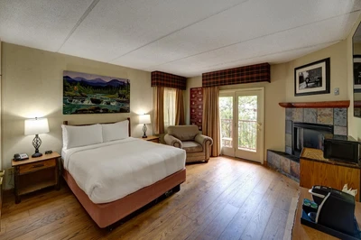 Bearskin Lodge king room