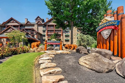 Bearskin Lodge exterior sign