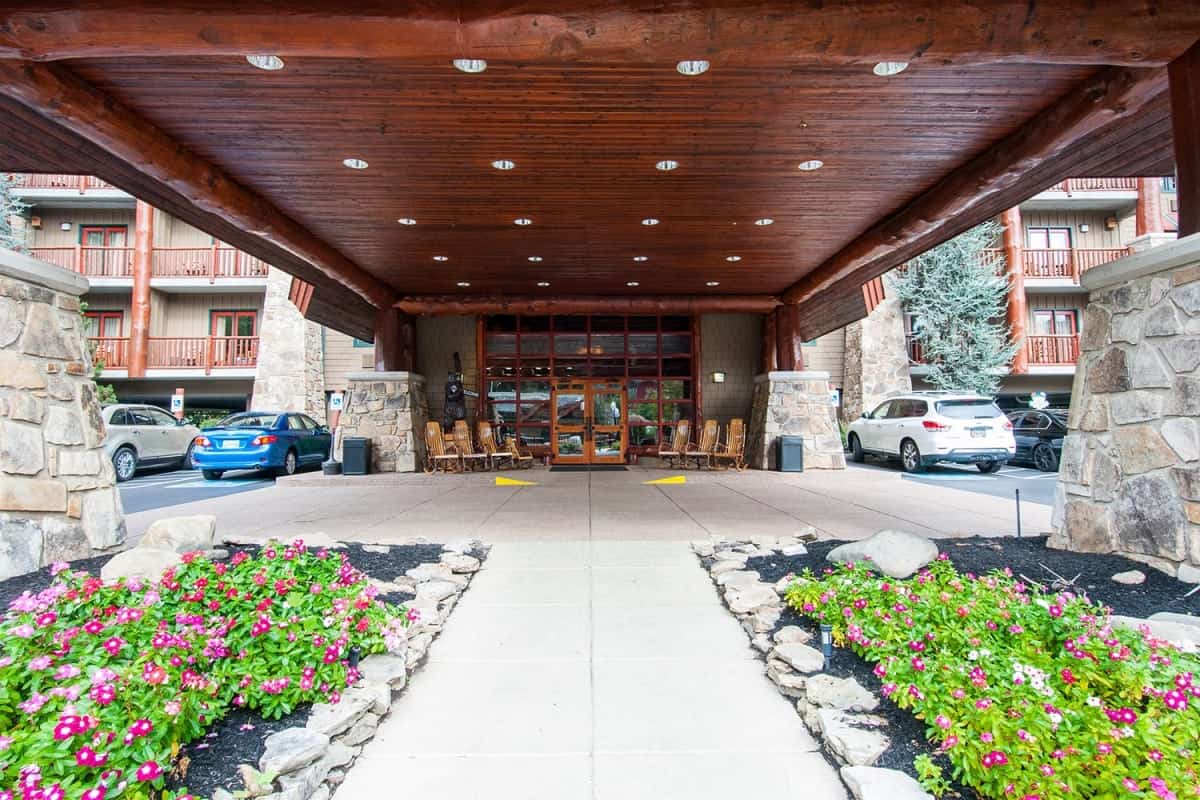 Photo of entrance of Bearskin Lodge hotel in Gatlinburg