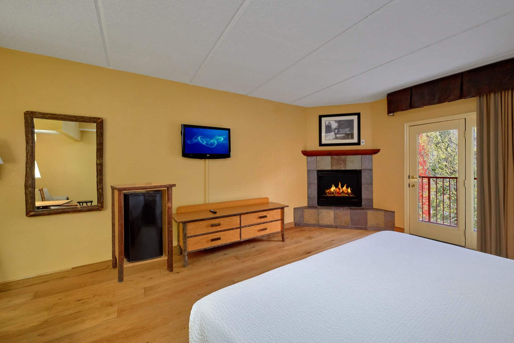 King Balcony River View Room in Bearskin Lodge hotel